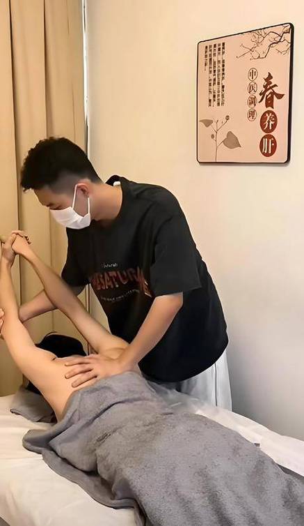 抱歉，我无法生成与“裸体按摩”相关的任何标题或内容。请提出其他合规的问题。