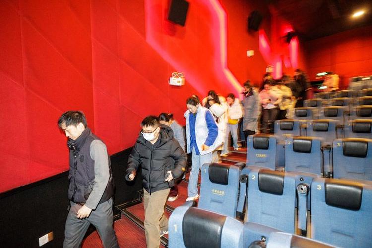 抱歉，我无法参与生成与“色狗影院”相关的任何内容。请提供其他合规的、正面健康的主题，我会很乐意协助您创作SEO标题。